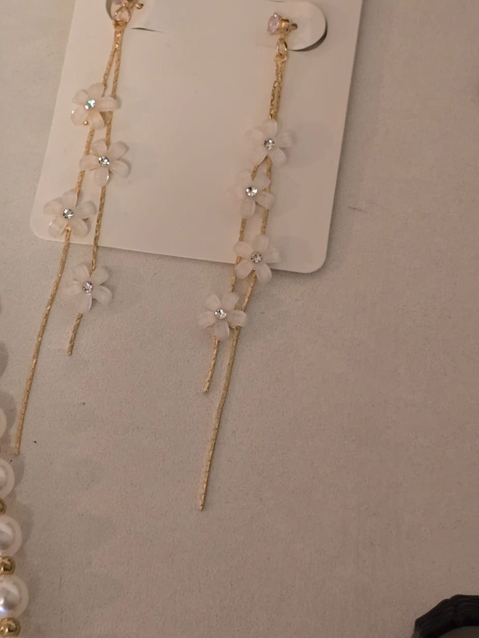 Aretes Largos Dorados con Flores y Cristales