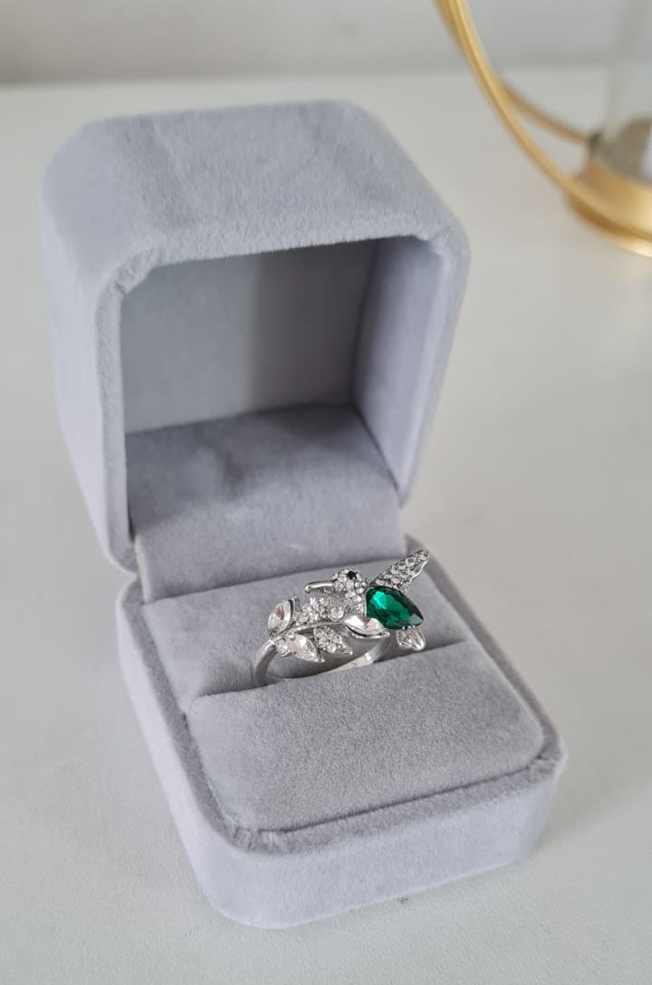 Anillo Plateado con Piedra Verde Esmeralda