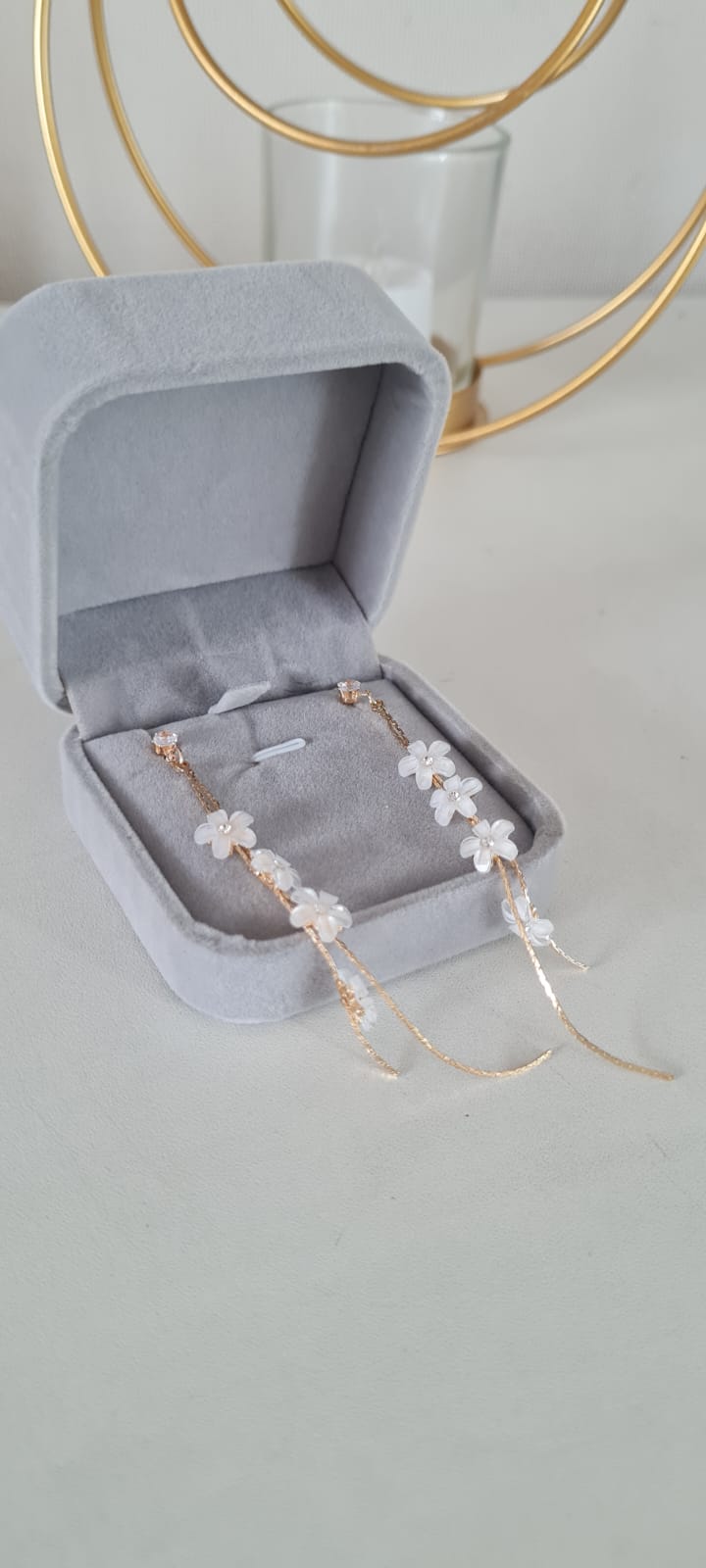 Aretes Largos Dorados con Flores y Cristales