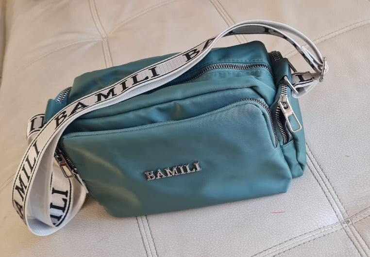 Bolso Azul Turquesa con Correa de Letras